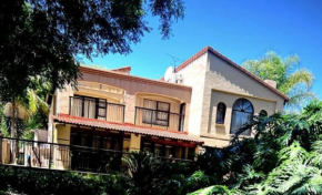 Hartebeespoort Upmarket Pond Villa